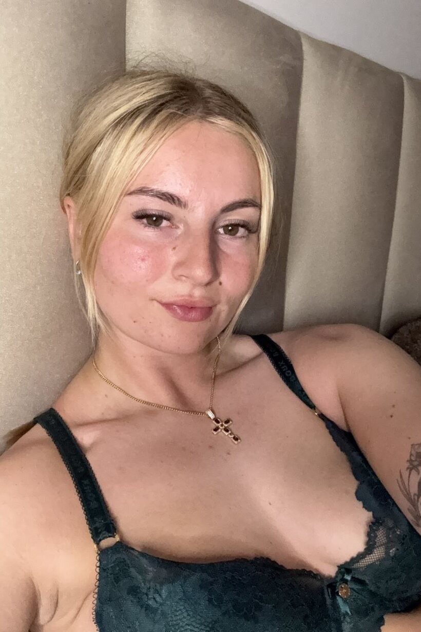 Amateur nude photo 12 — Changing lingerie, a blonde teen snaps selfies in bras and panties
