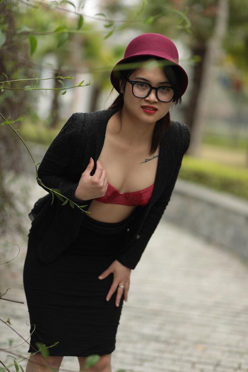 Amateur pic 2 from the set «Petite girl undressing in public»