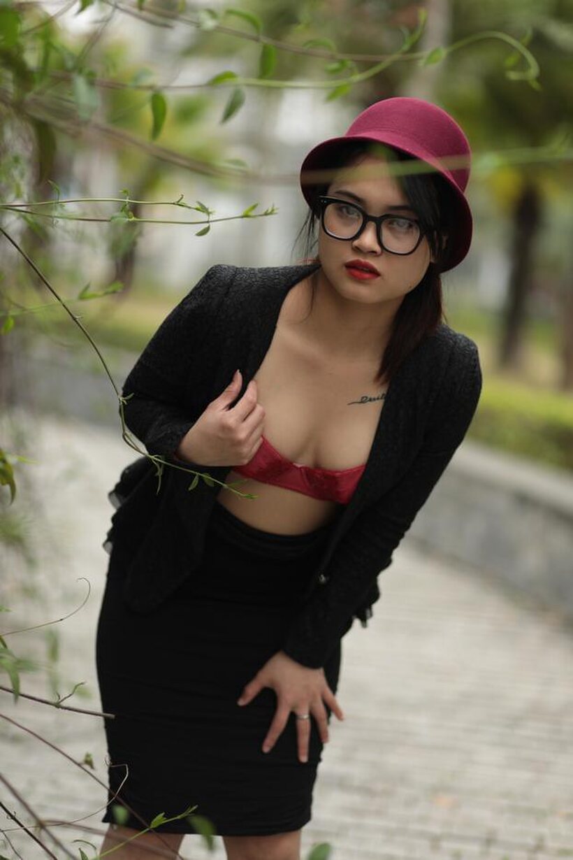 Amateur nude photo 4 — Petite girl undressing in public