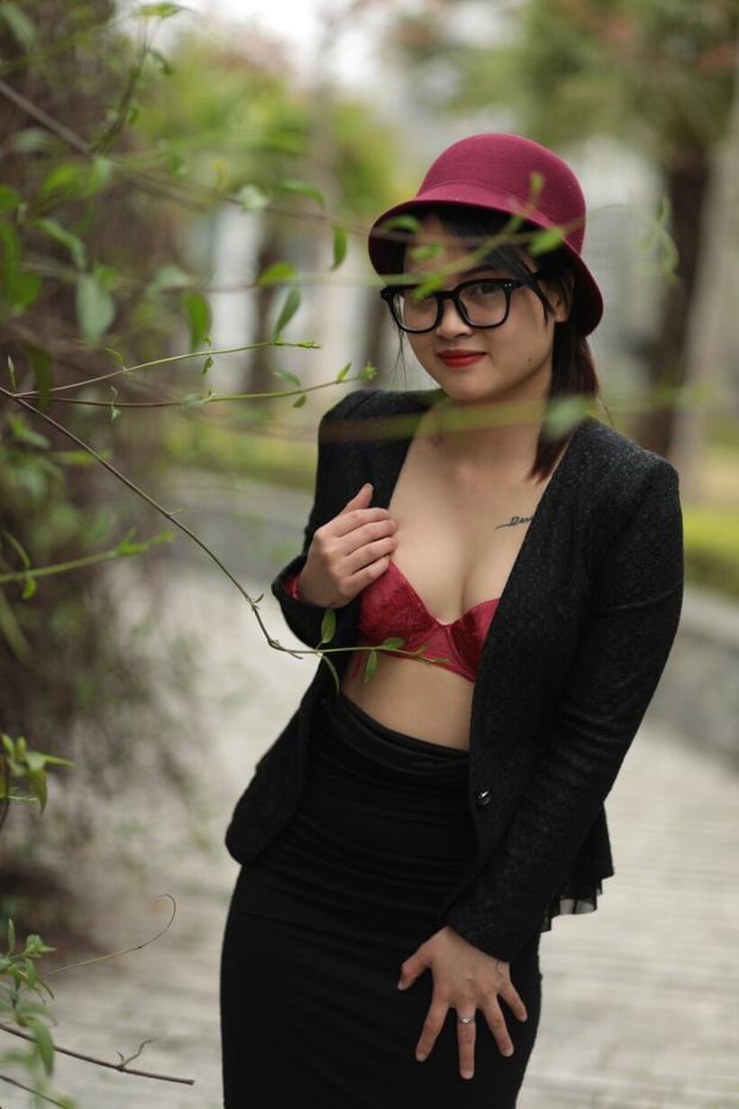 Amateur nude photo 5 — Petite girl undressing in public