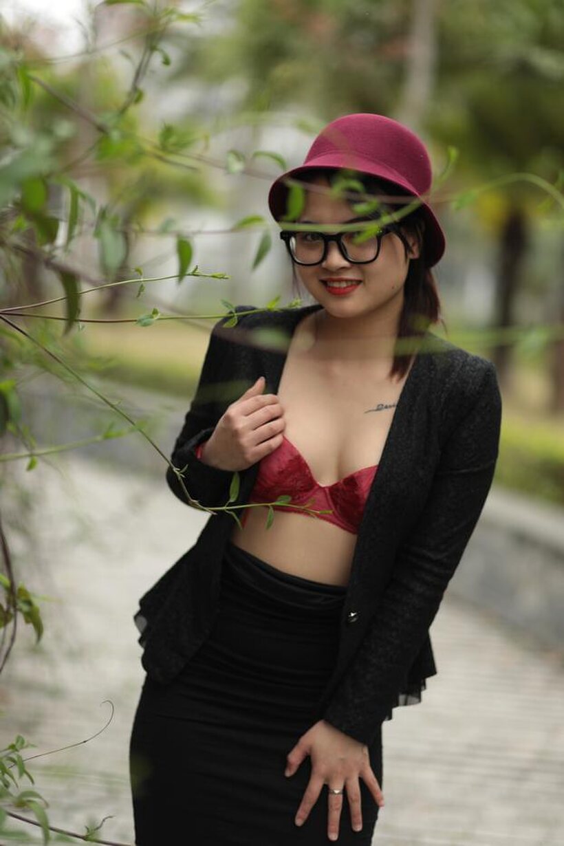Amateur nude photo 6 — Petite girl undressing in public