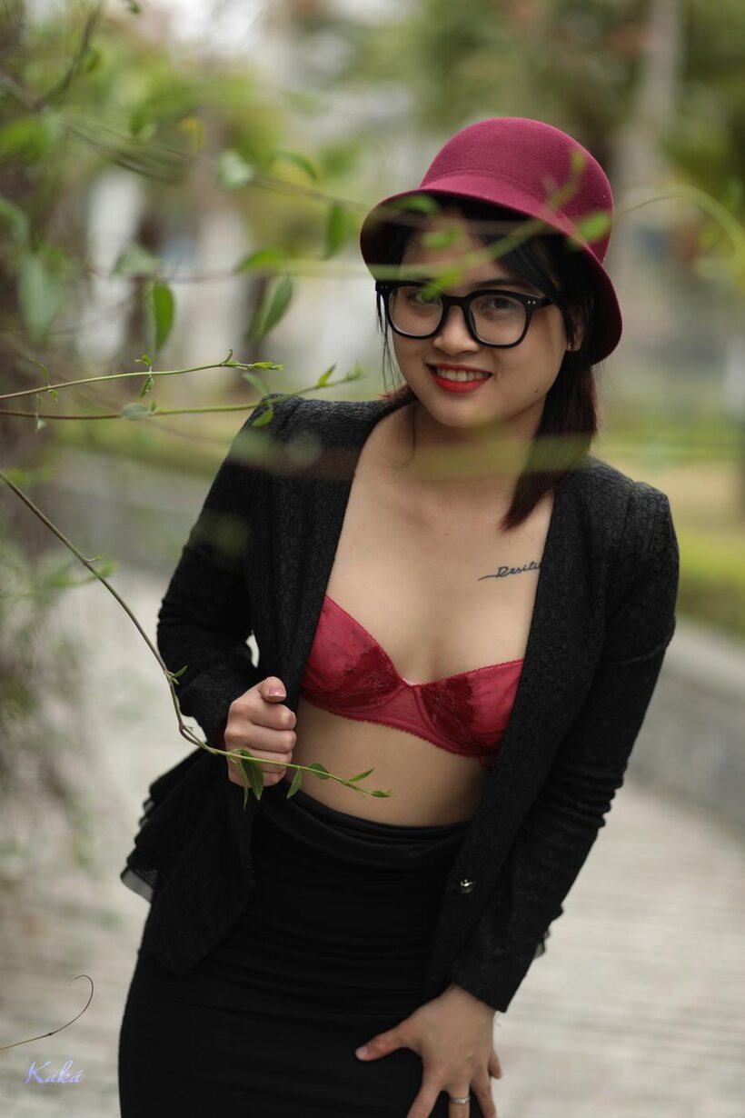 Amateur nude photo 12 — Petite girl undressing in public