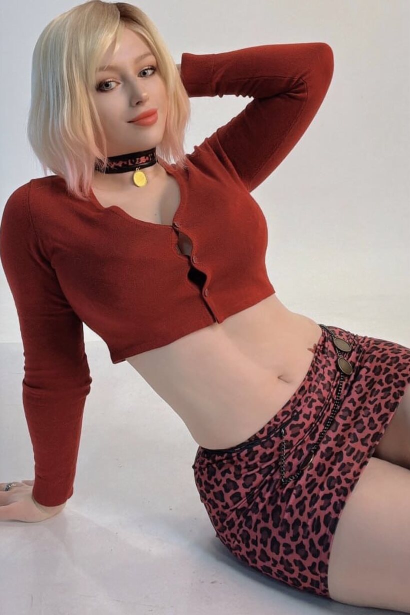 Amateur pic 2 from the set «She snaps selfies while flashing tits and ass, amateur blonde»