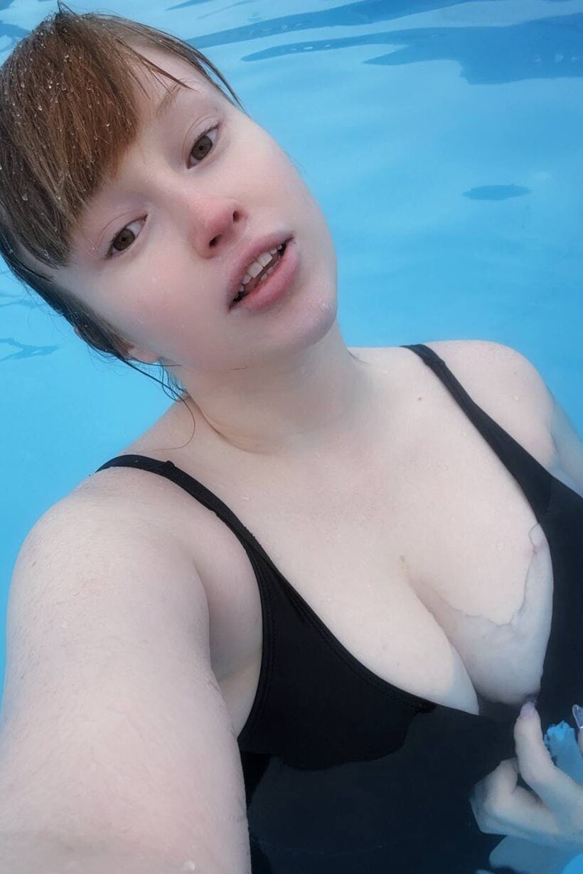 Photo 7 — She snaps selfies while flashing tits and ass, amateur blonde