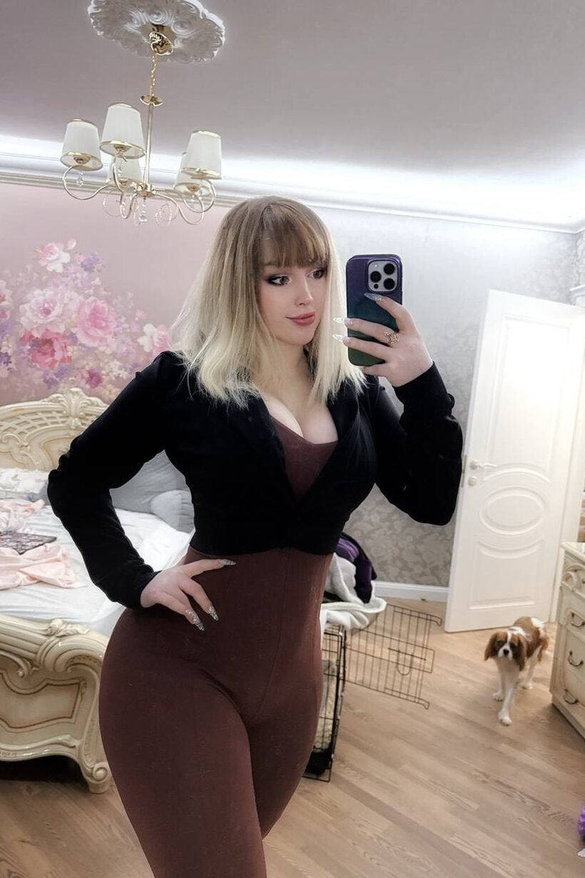 She snaps selfies while flashing tits and ass, amateur blonde (shot 11)