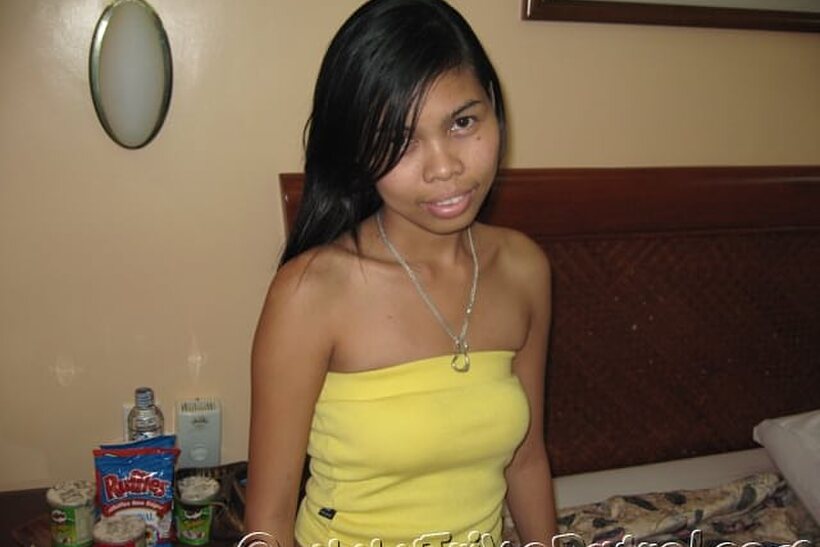 Amateur nude photo 1 — On the bed, an Asian amateur goes fully nude in her bedroom