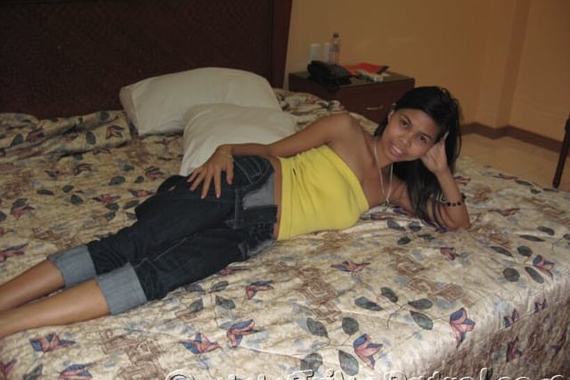 Amateur nude photo 3 — On the bed, an Asian amateur goes fully nude in her bedroom