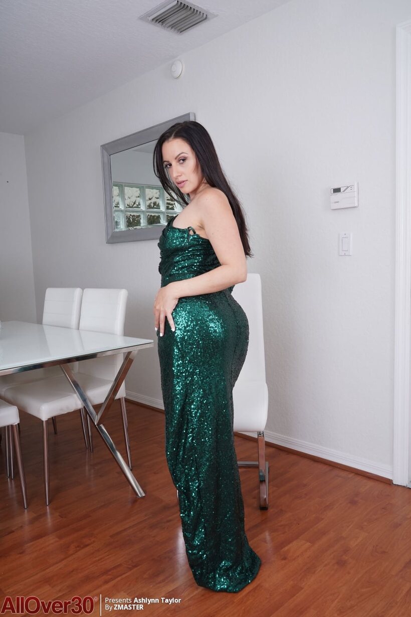 Photo 3 — Ashlynn Taylor drops her dress and poses naked on a chair