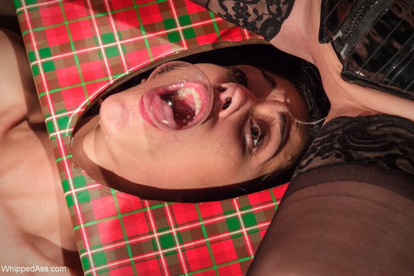 Before he goes down on it, Lea Lexis makes her sub lick her pussy, photo 6 of 20