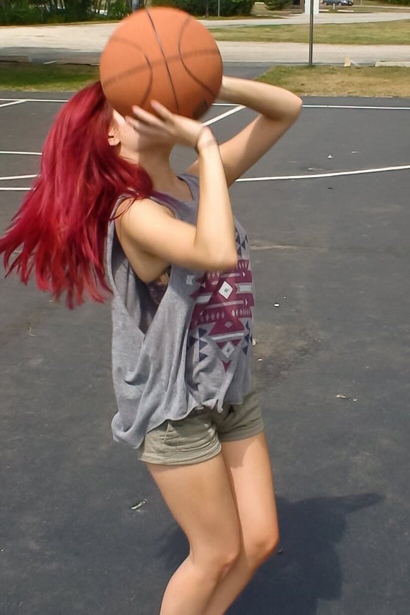Sydney Mai flashes her bare ass after playing basketball (shot 2)