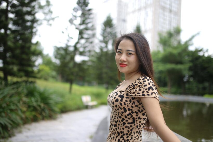 Amateur pic 2 from the set «Asian girl strips out of her skirt and poses naked»