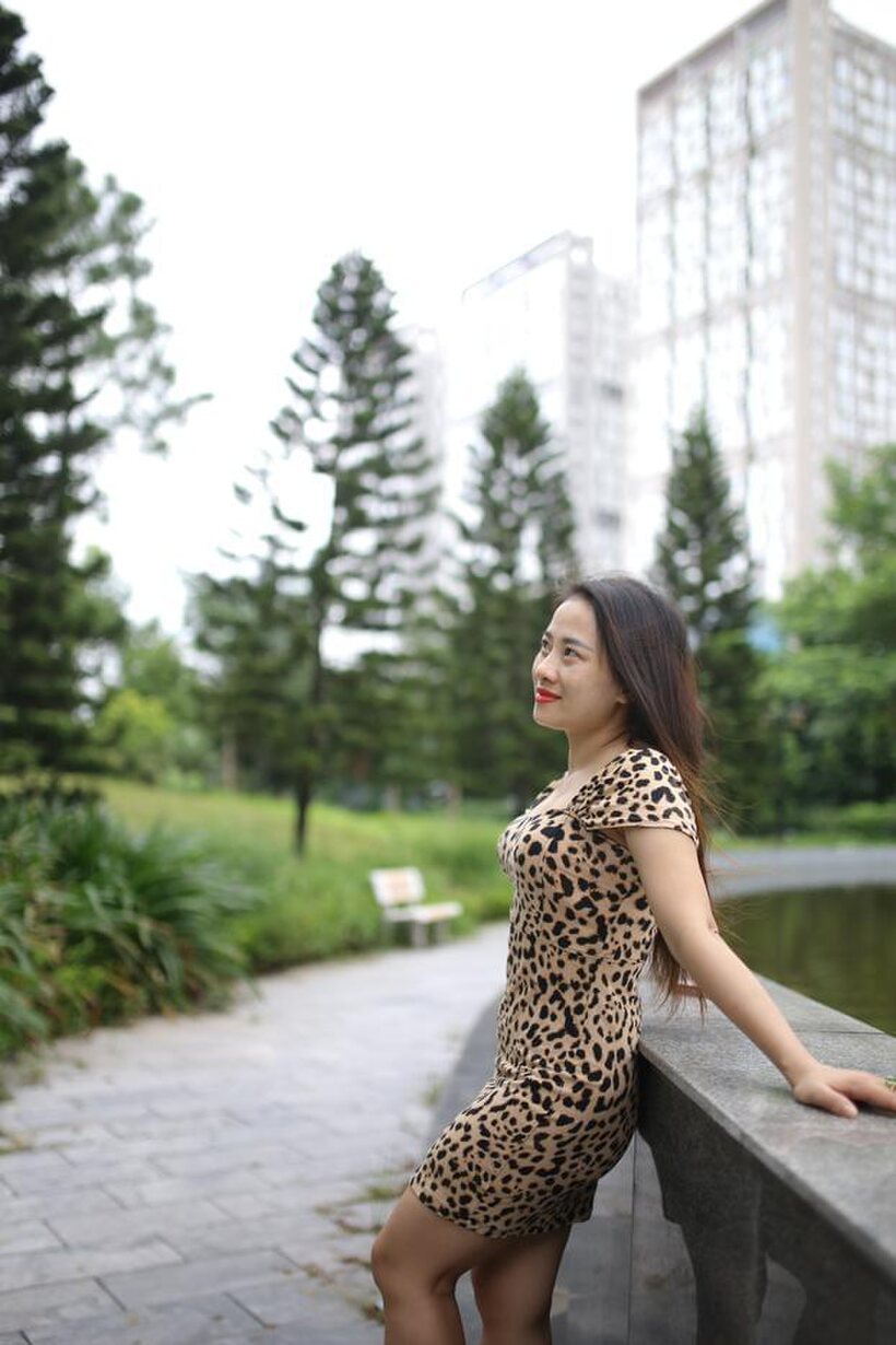 Asian girl strips out of her skirt and poses naked (shot 5)