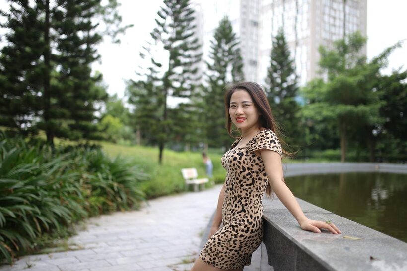 Amateur nude photo 10 — Asian girl strips out of her skirt and poses naked