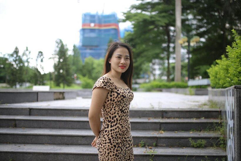 Asian girl strips out of her skirt and poses naked (shot 13)