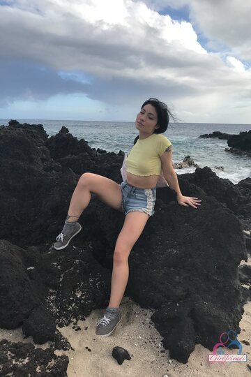Rina Ellis turns heads with a sexy bikini booty compilation