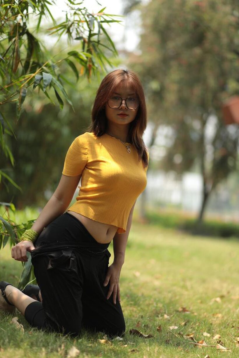 Amateur pic 9 from the set «Cute girl flaunts her body while flashing in public»