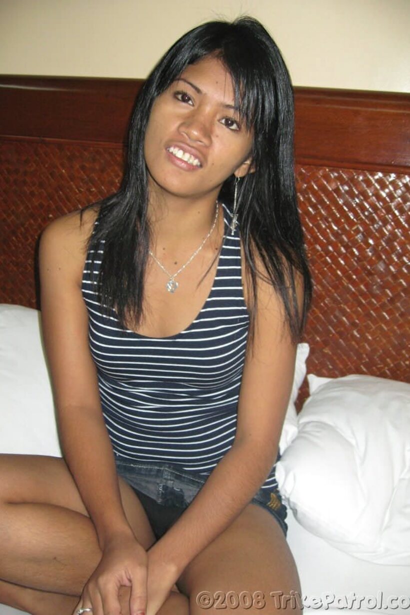 Beautiful girl poses naked in 20 pics (shot 3)