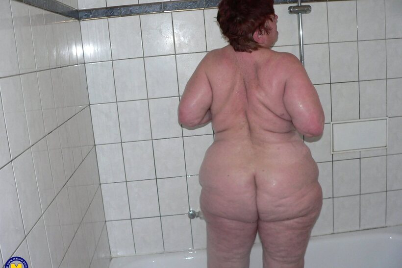 Curvy girl fucking hard in bed, photo 21 of 21