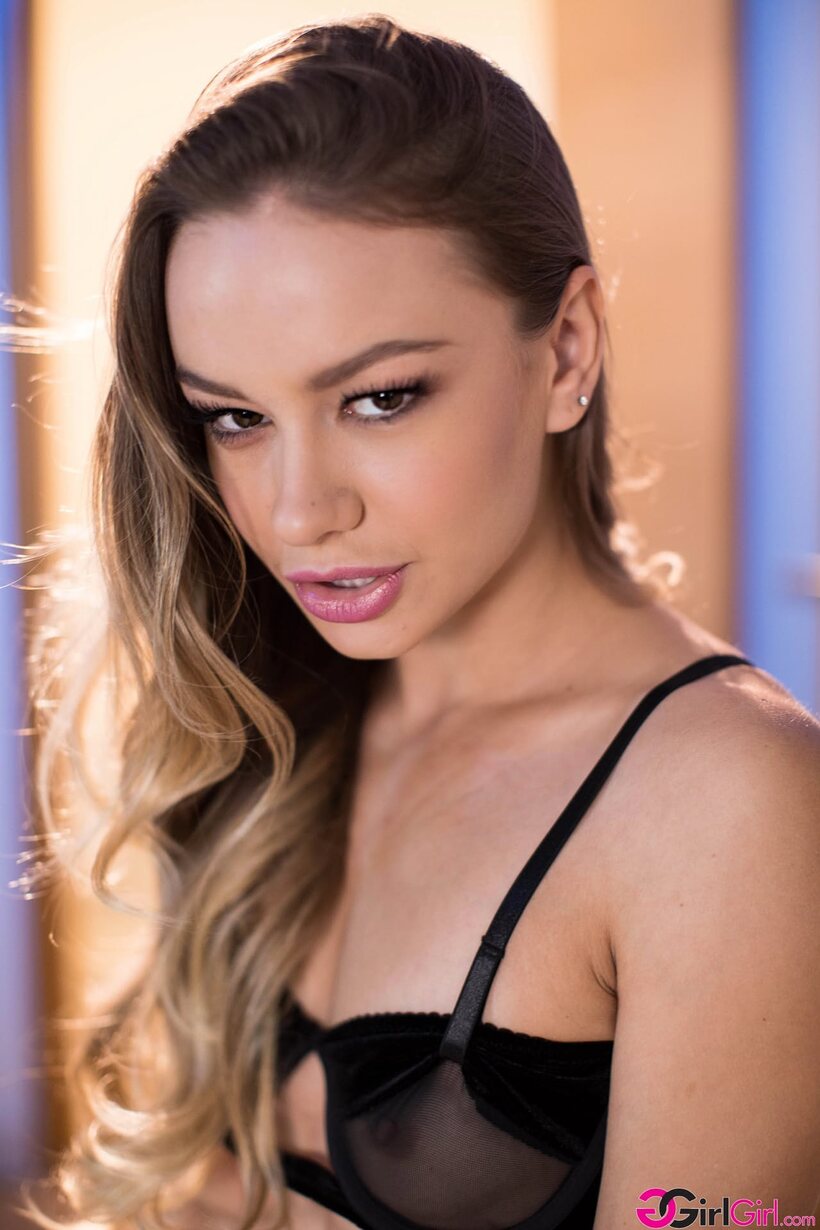 Photo 1 — Jill Kassidy and Naomi Swann undress for a wet lesbian hookup