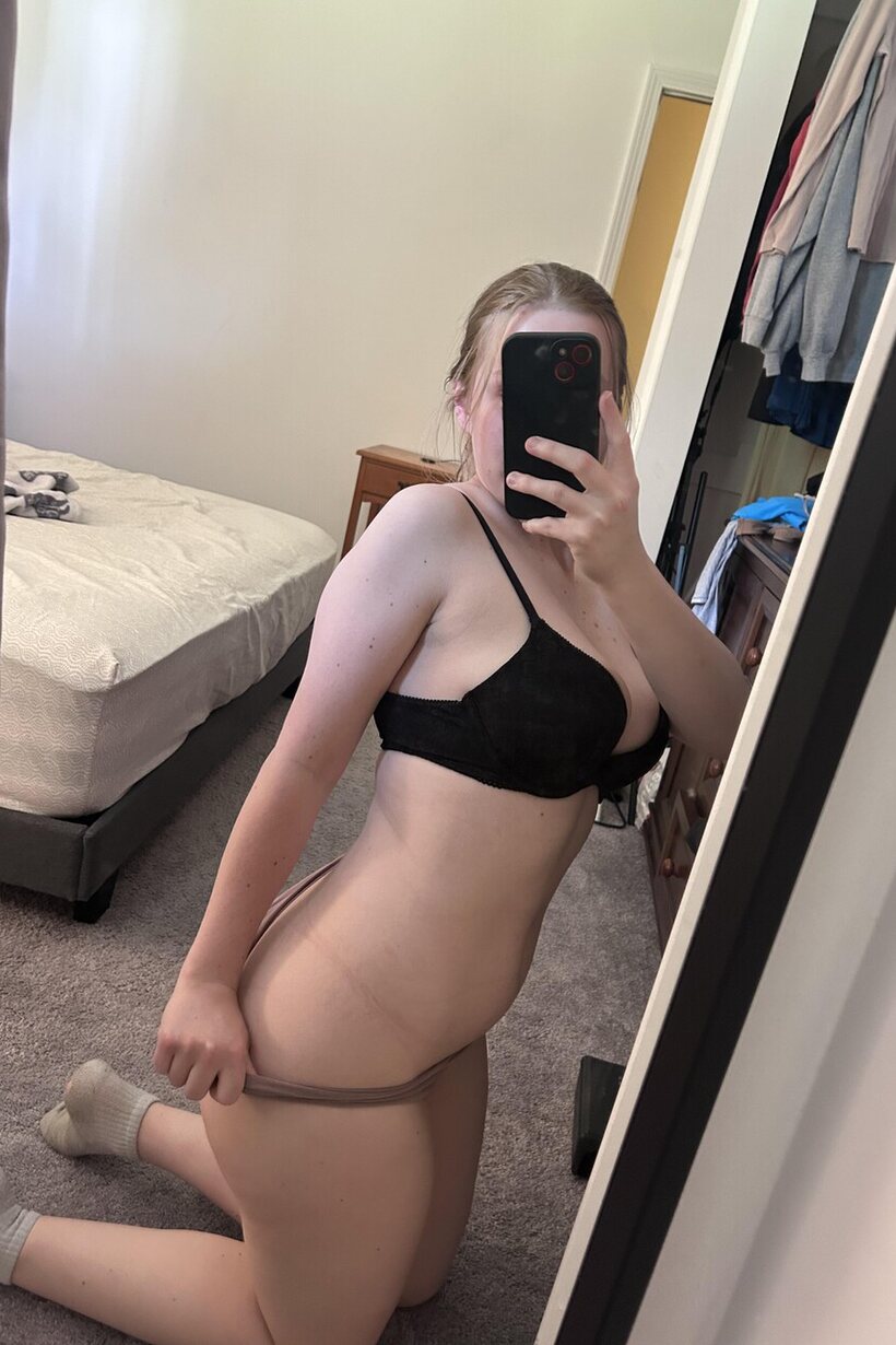 Chubby girl spreads her ass while taking selfies, photo 9 of 15