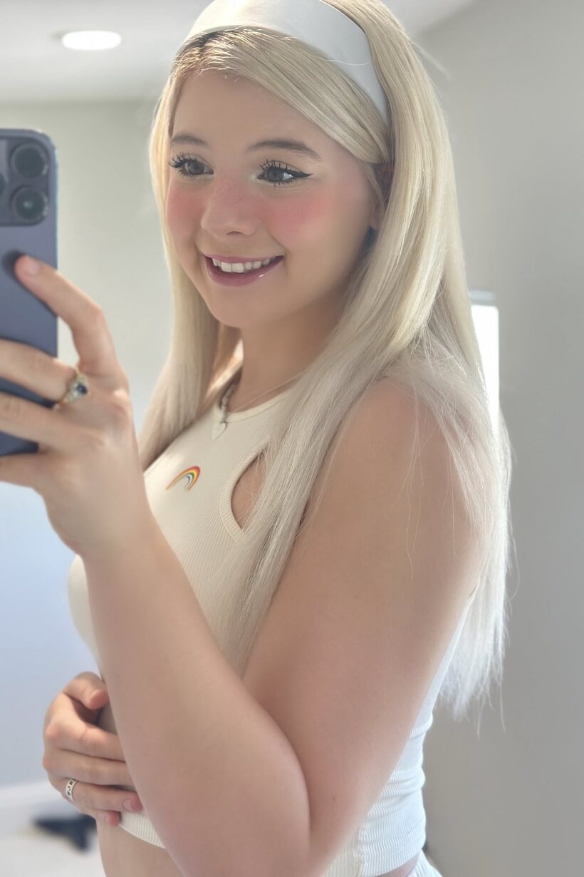 Glamour model spreads her ass while taking selfies (shot 1)