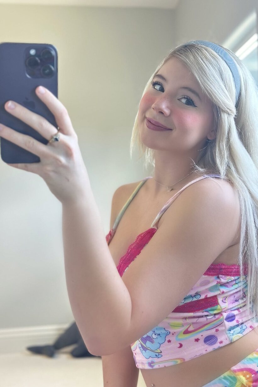 Ass nude photo 3 — Glamour model spreads her ass while taking selfies