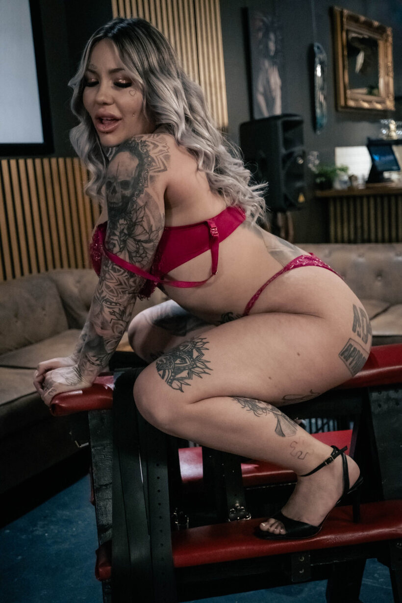 Veronique Tinkler takes pussy-to-mouth action with her man friend, Alex Duca (shot 3)