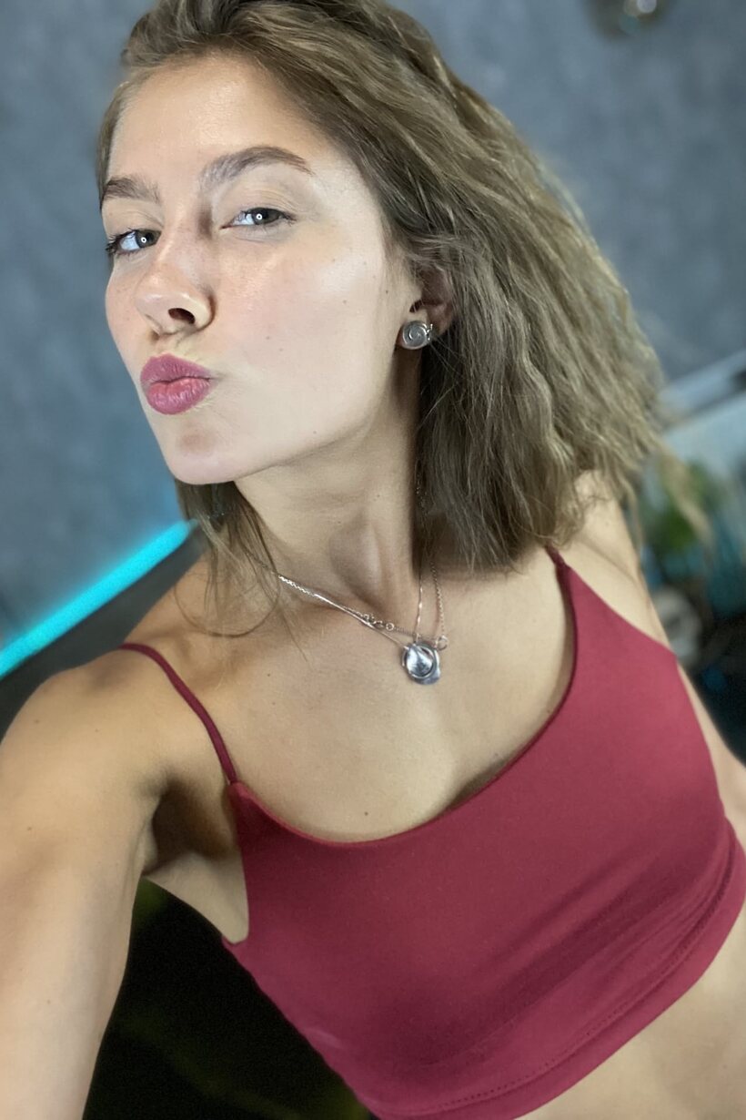 Amateur pic 6 from the set «Jasmine toys her ass while snapping sexy selfies in Europe»