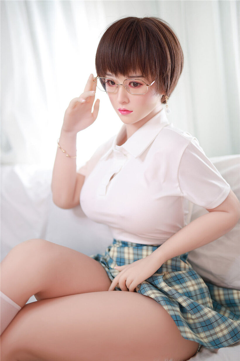 Photo 1 — Amateur girl poses naked in 21 pics