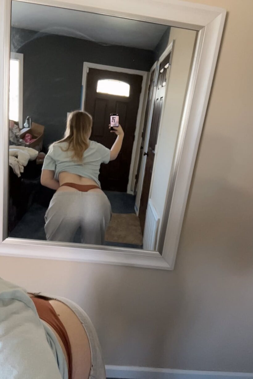 Amateur pic 6 from the set «Blonde amateur snaps selfies while flashing tits and ass»
