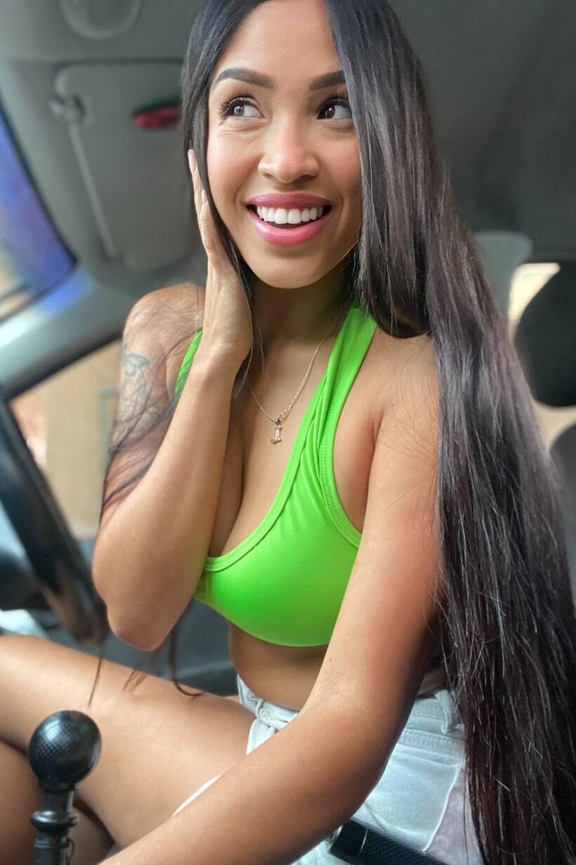 Sarah Lopez poses for car selfies in a sexy brunette look, photo 2 of 10