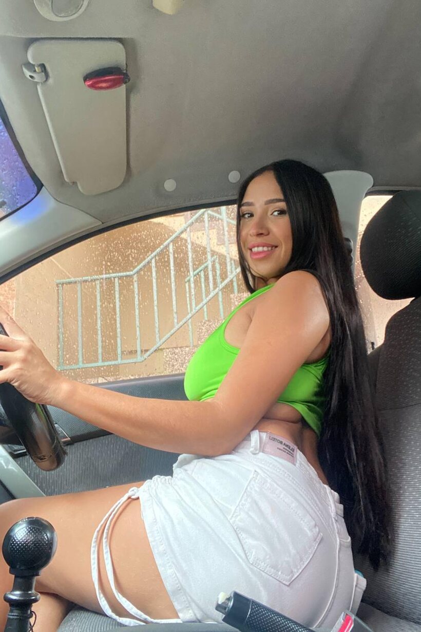Sarah Lopez poses for car selfies in a sexy brunette look (shot 5)
