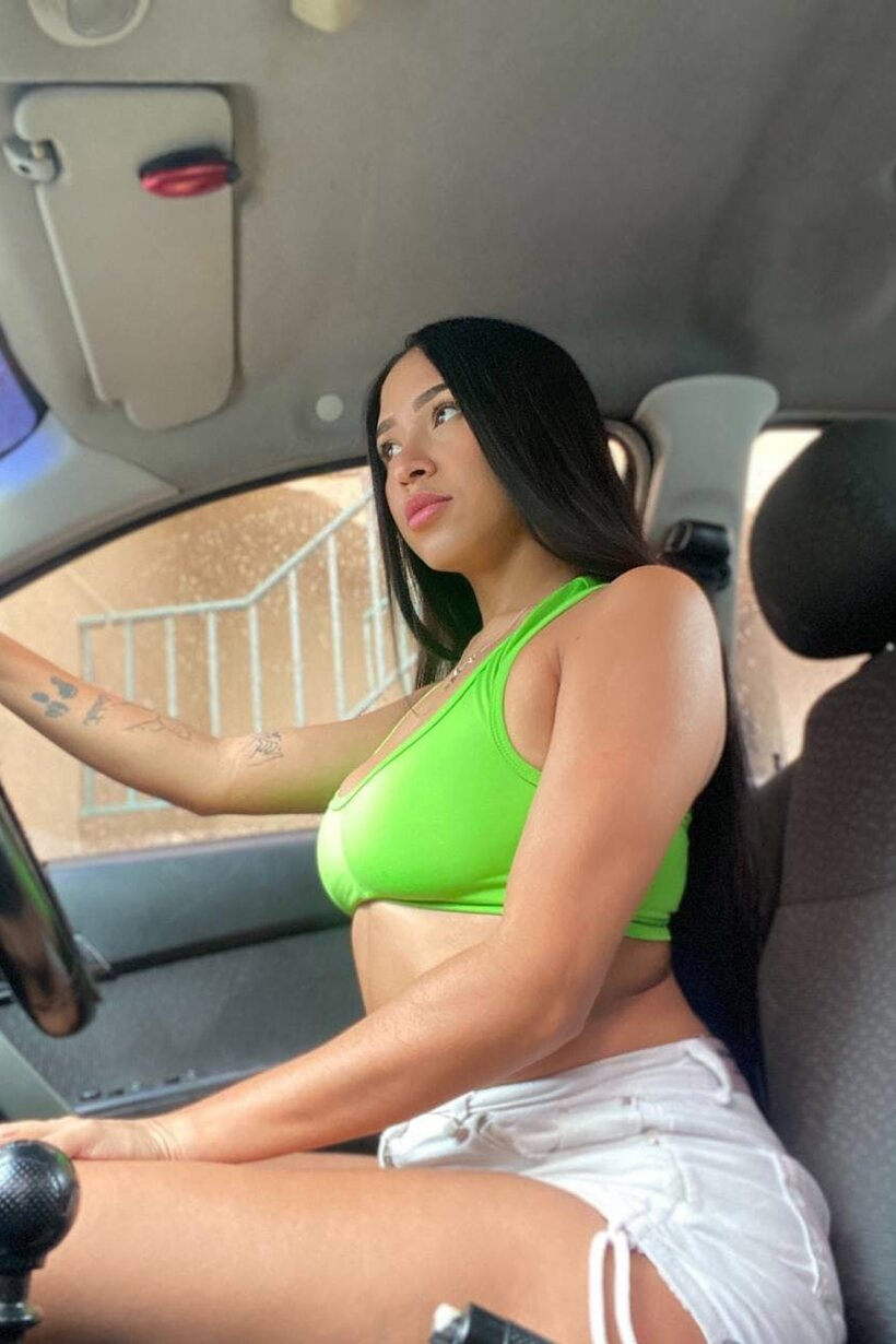 Sarah Lopez poses for car selfies in a sexy brunette look (shot 10)