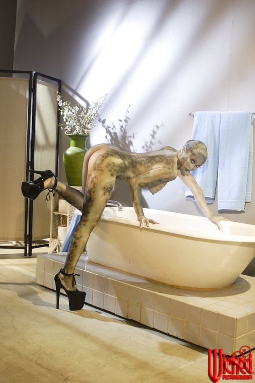 MILF Mika Tan flaunts her big tits in the bath, photo 7 of 21