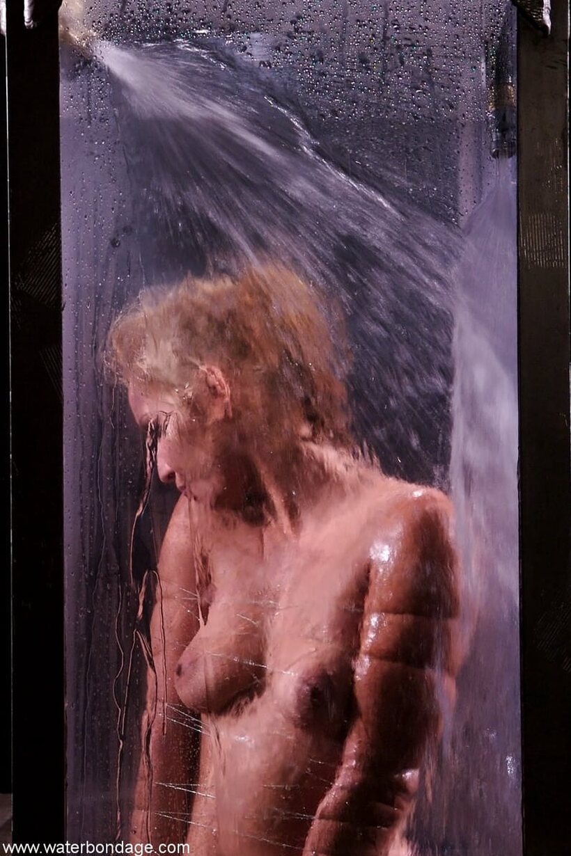 Isis Love gets her pussy rubbed during water tank bondage, photo 3 of 21