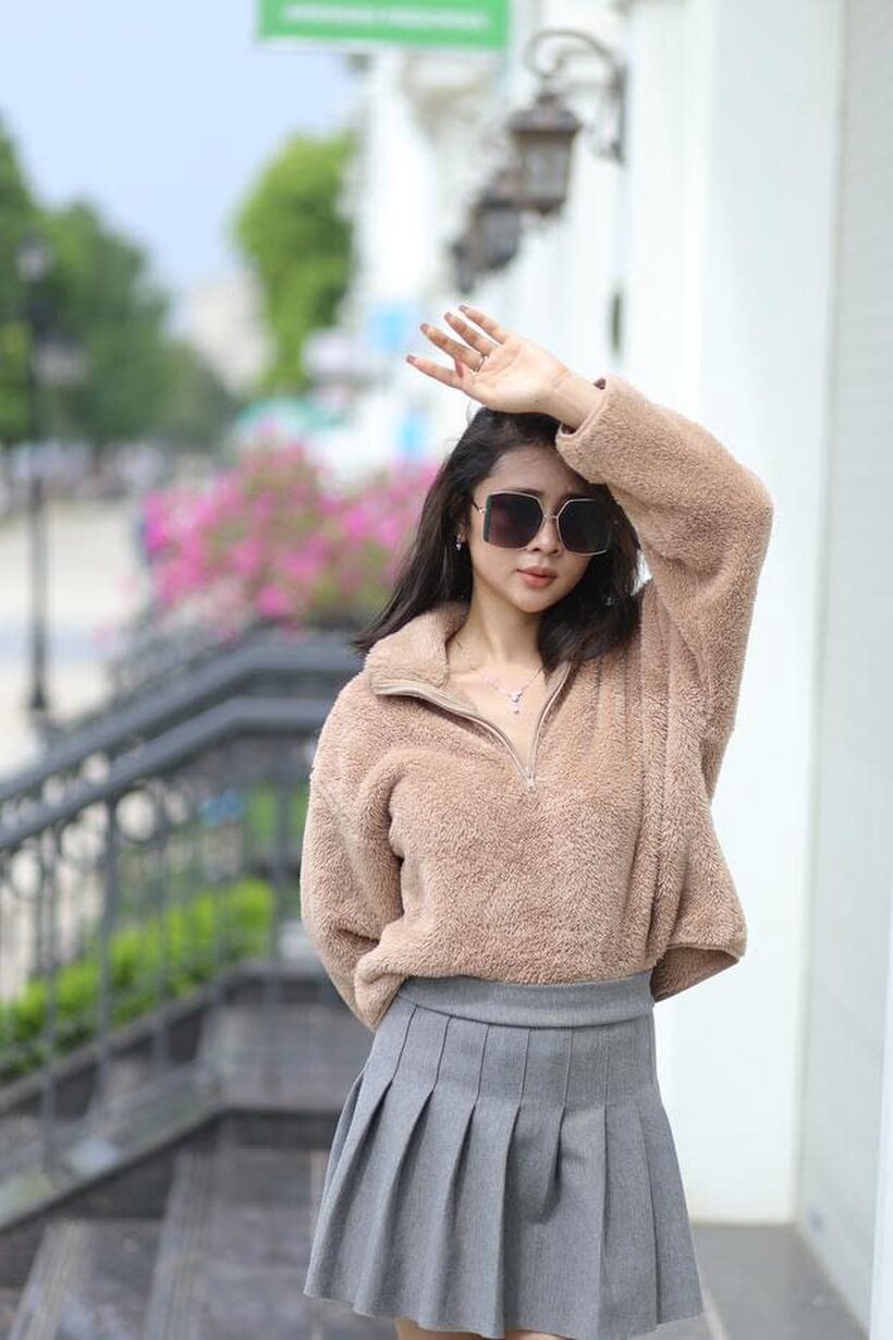 Asian pic 1 from the set «Sexy girl in glasses shows her legs outdoors»