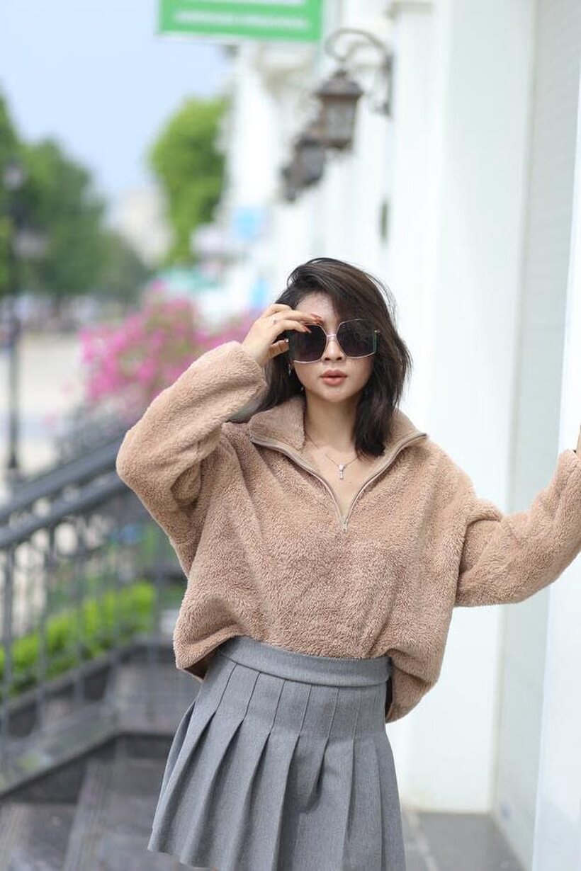 Asian nude photo 5 — Sexy girl in glasses shows her legs outdoors