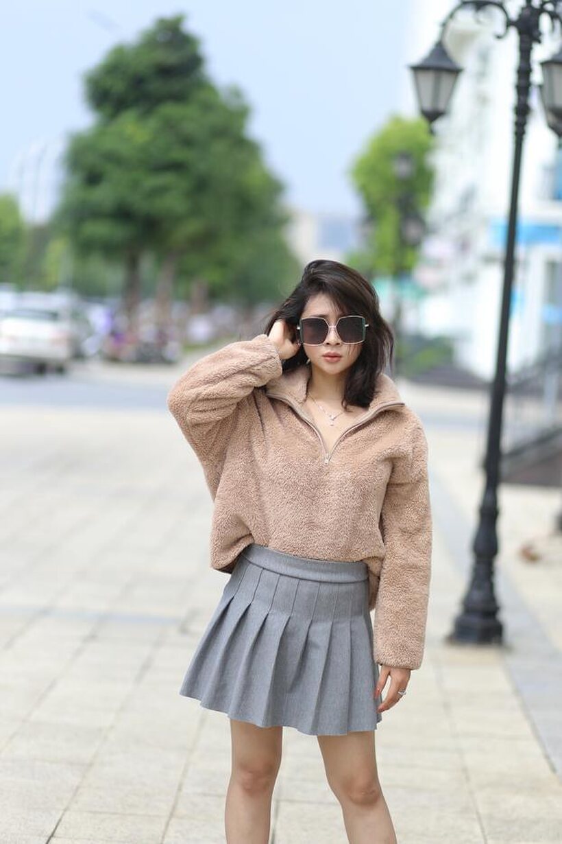 Asian nude photo 14 — Sexy girl in glasses shows her legs outdoors