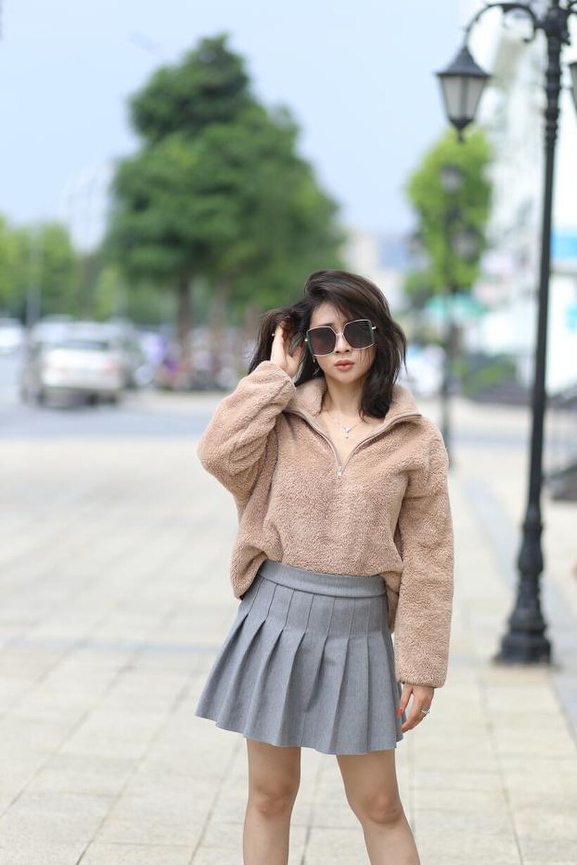Asian nude photo 15 — Sexy girl in glasses shows her legs outdoors