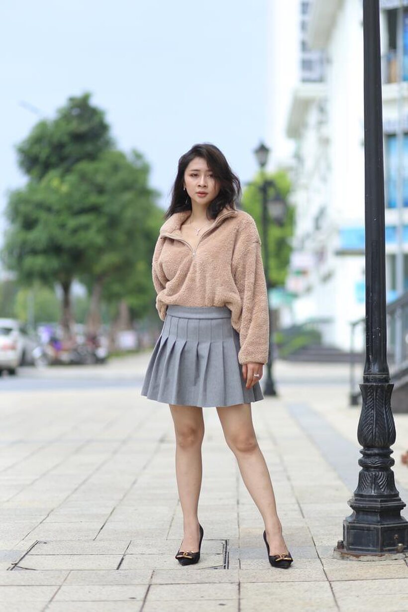 Photo 20 — Sexy girl in glasses shows her legs outdoors