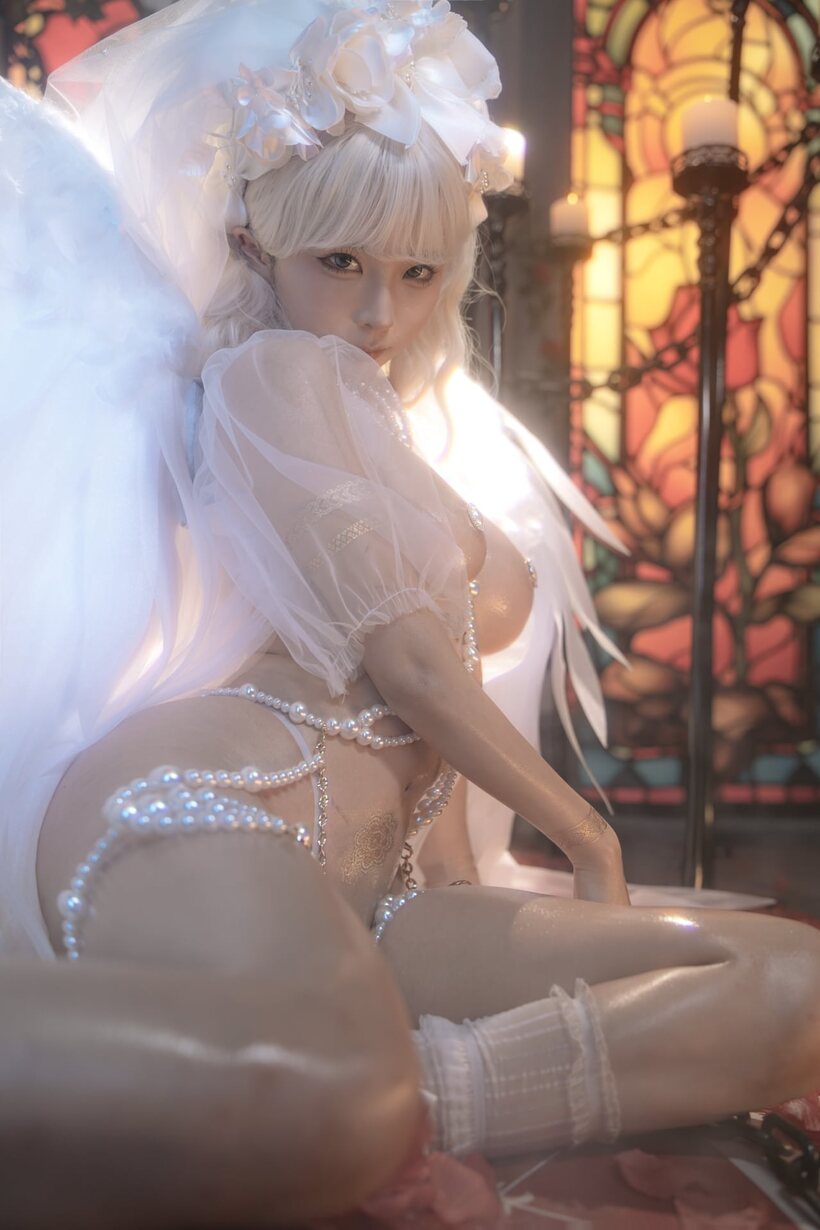 Asian pic 4 from the set «Blonde girl poses with her big tits on display in stockings»