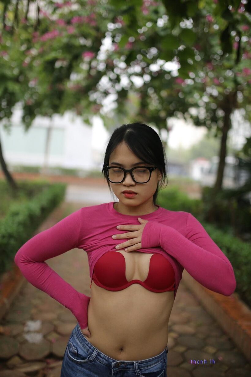 Asian pic 8 from the set «Asian girl gets naked outdoors and shows her tiny tits»