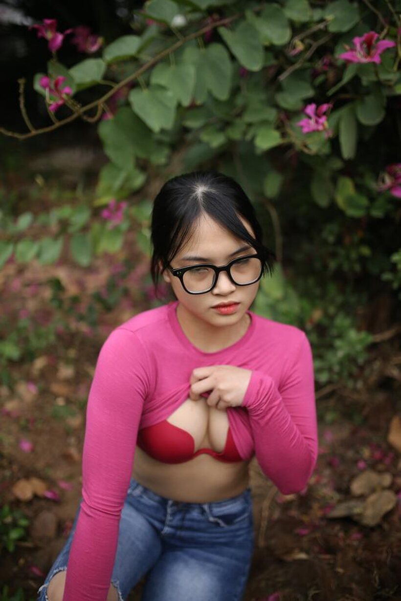 Asian pic 16 from the set «Asian girl gets naked outdoors and shows her tiny tits»