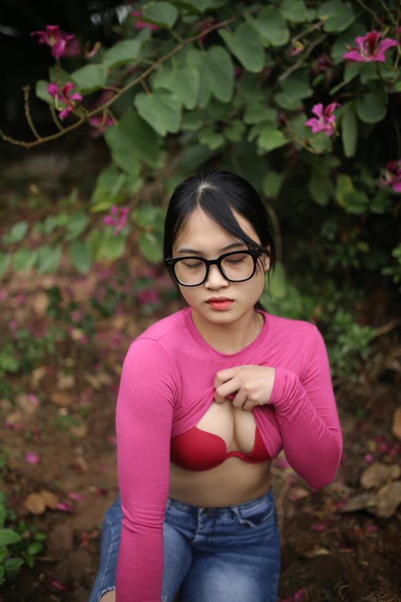 Asian pic 17 from the set «Asian girl gets naked outdoors and shows her tiny tits»