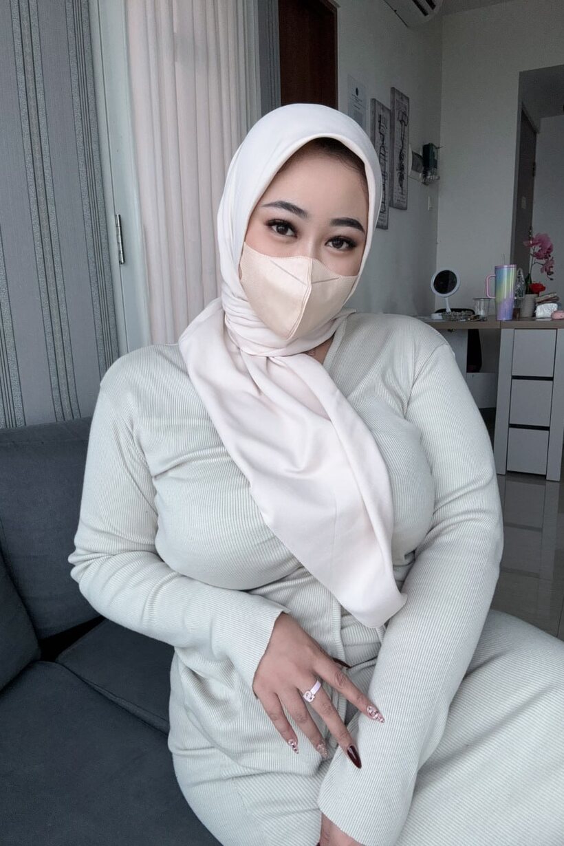 Photo 6 — Nude and curvy, Dalia bares her OnlyFans BBW body