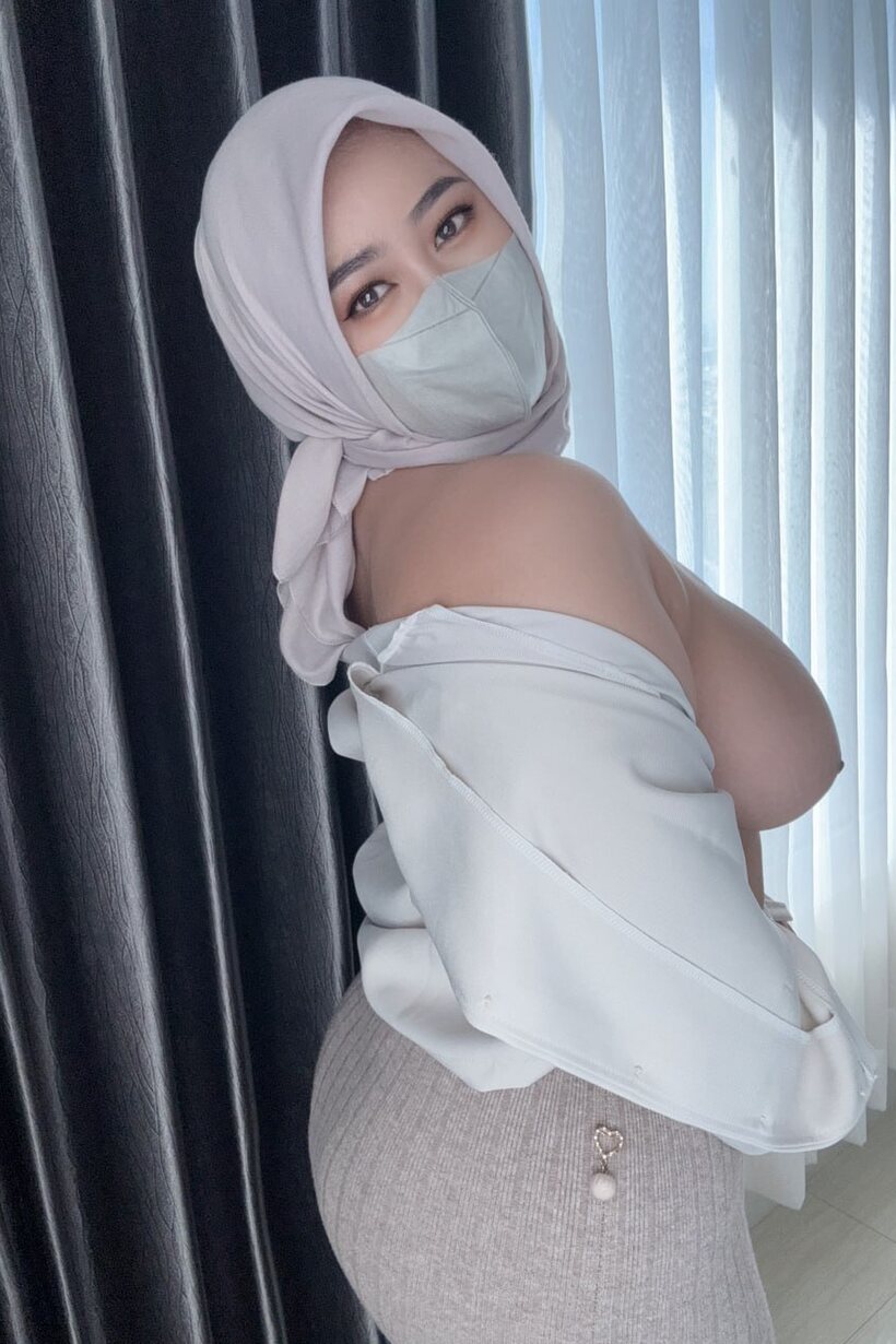Photo 11 — Nude and curvy, Dalia bares her OnlyFans BBW body