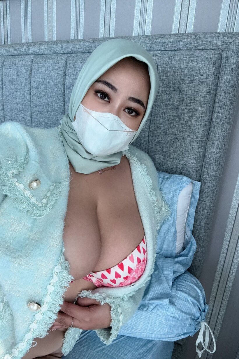 Amateur pic 14 from the set «Nude and curvy, Dalia bares her OnlyFans BBW body»