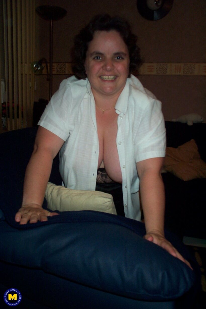 Thick girl flaunts her big tits while sucking cock, photo 4 of 20