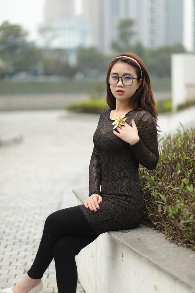Amateur pic 5 from the set «Asian babe in glasses shows off her tight outfit outdoors»