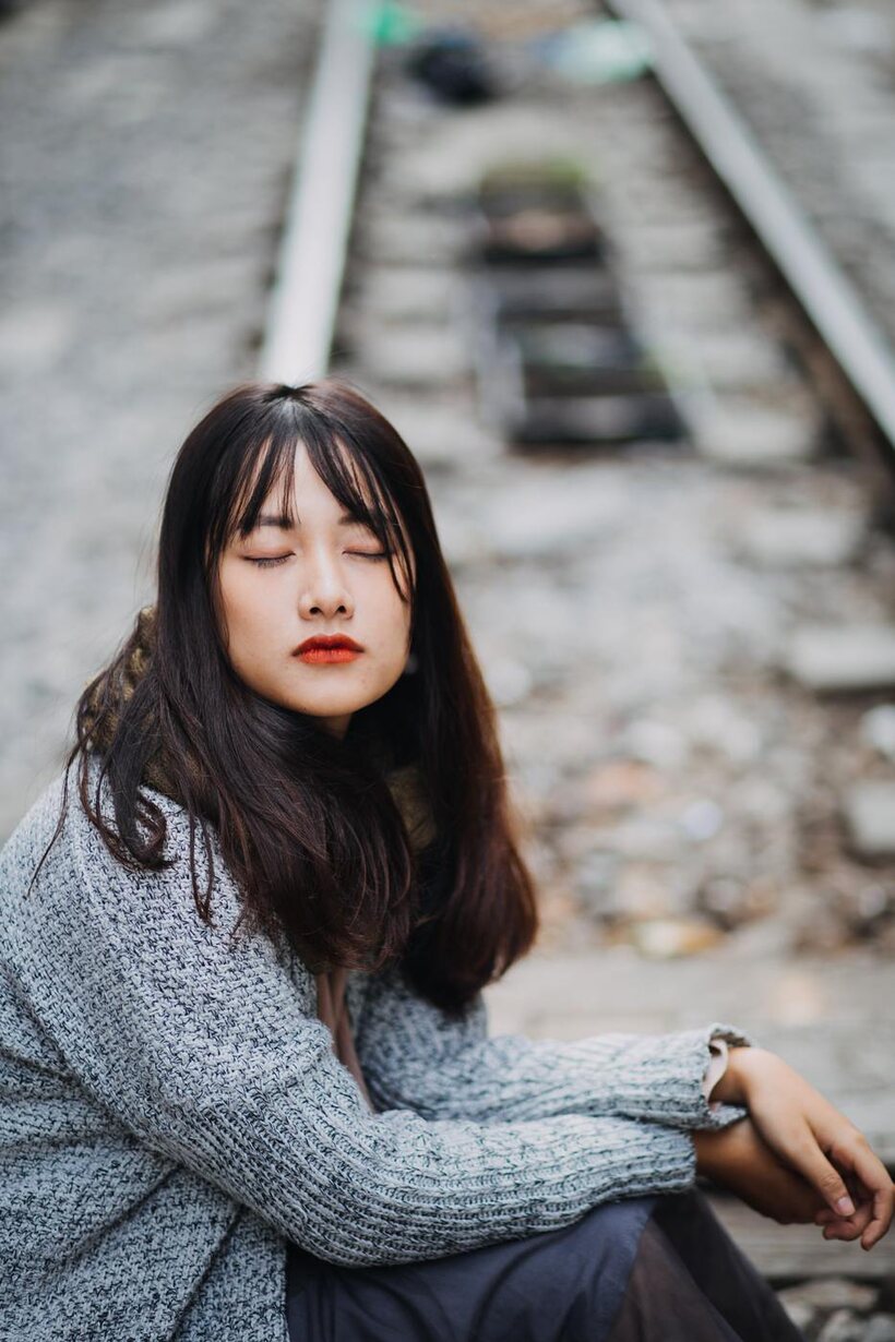 Posing on the railroad, this gorgeous Asian model shows off her outfit, photo 20 of 21